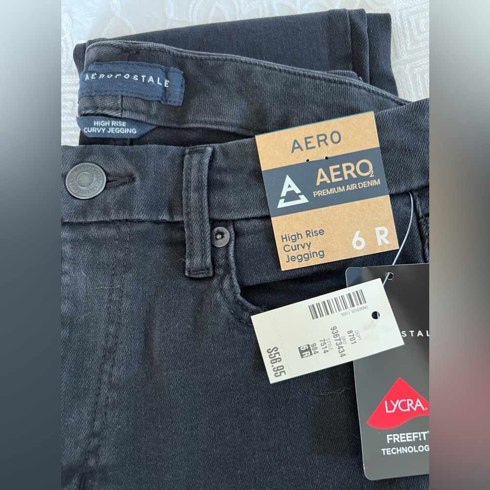 NWT!  Aeropostale black high rise curvy jegging jeans.  Size 6 Regular.